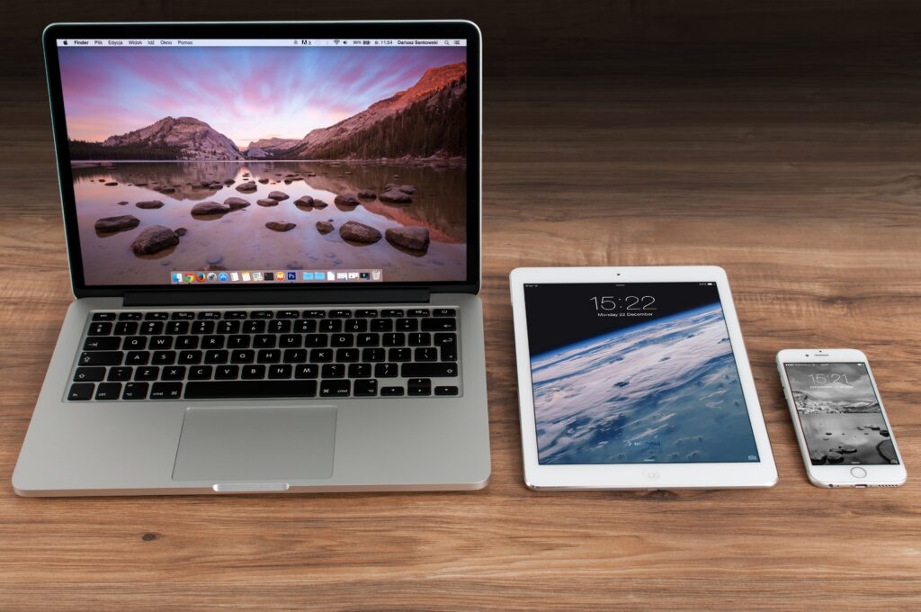 Ein MacBook Pro, Ein iPad und ein iPhone mit Touch ID